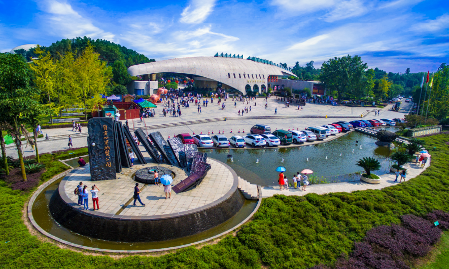 以自贡方特恐龙王国,自贡恐龙博物馆为核心,统筹全市各景区景点,推出