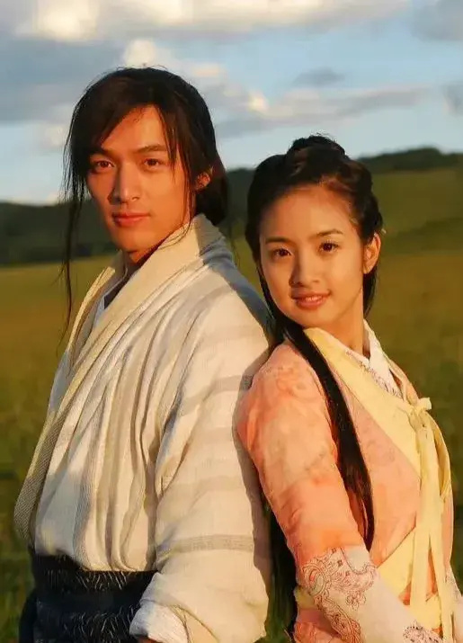 胡歌林依晨获视帝视后,周冬雨为他们颁奖,地瓜小七韩国顶峰相见