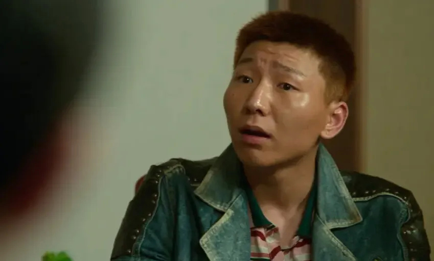 《狂飙》里嚣张又窝里横的混混李宏伟;30岁的年纪,才出道7年,他作品