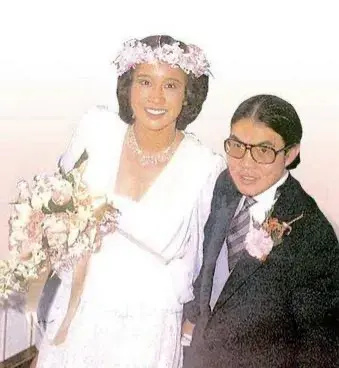 到了次子霍震寰,他迎娶女星陈琪琪时,他们在香港大会堂注册结婚,只有