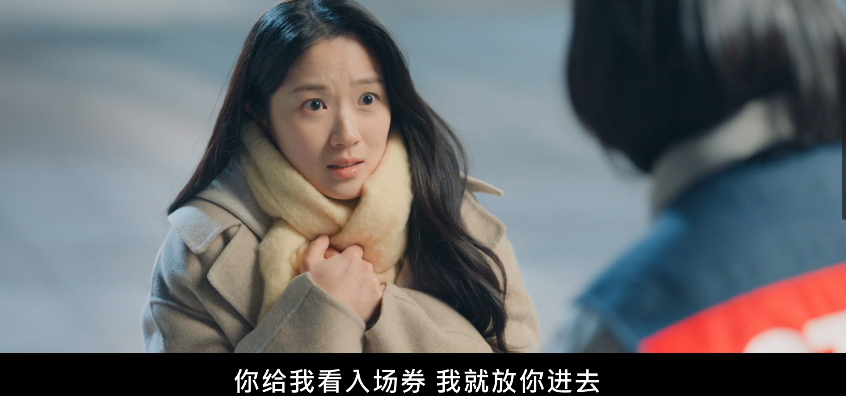 虽然这场演唱会女主遇到面试被拒,错过演唱会进场时间,轮椅停电等问题