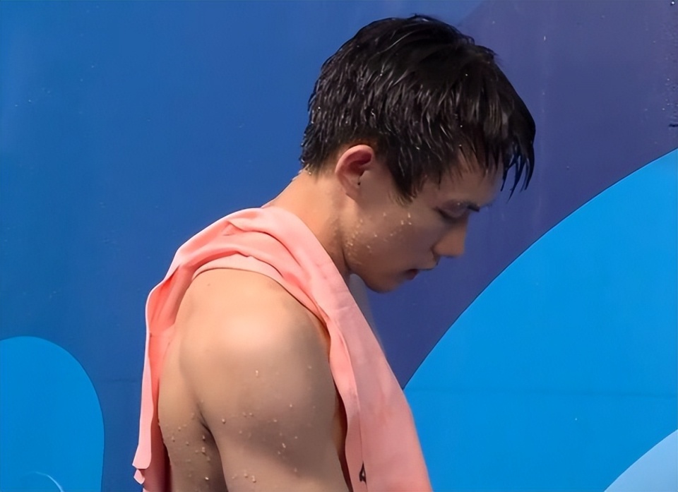 跳水男子10米台:日本小将关键失误前功尽弃,曹缘卫冕