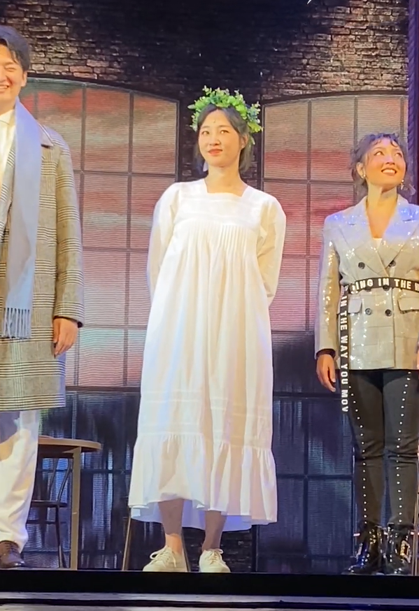 白百何排练时膝盖韧带拉伤,忍痛坚持演出,台下拄双拐表情痛苦_腾讯