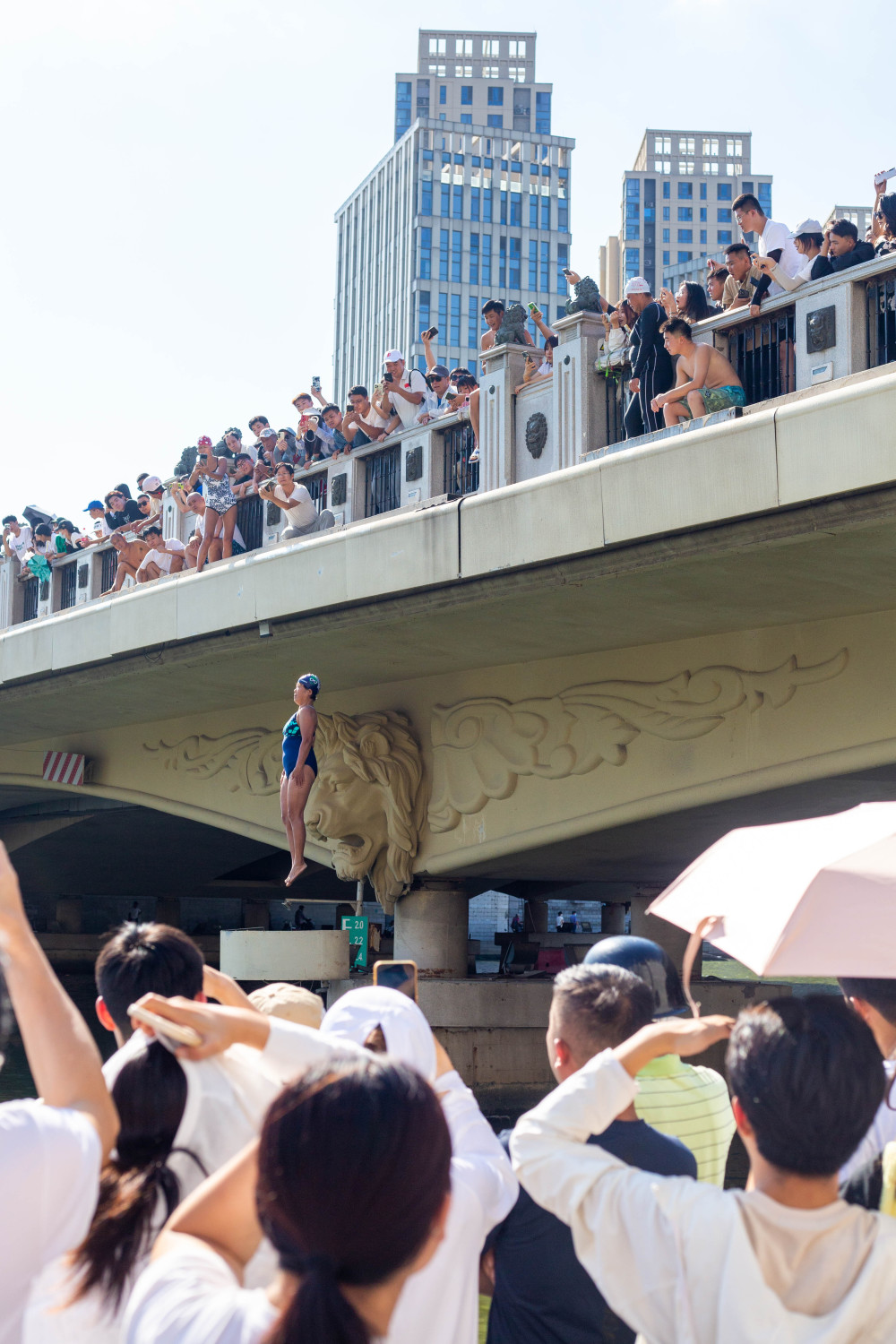 狮子林桥跳水爆红天津大爷不愧人均全红婵