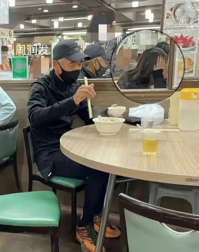 68岁周润发低调外出吃饭,一身黑衣酷帅十足,身形消瘦令人担忧_腾讯