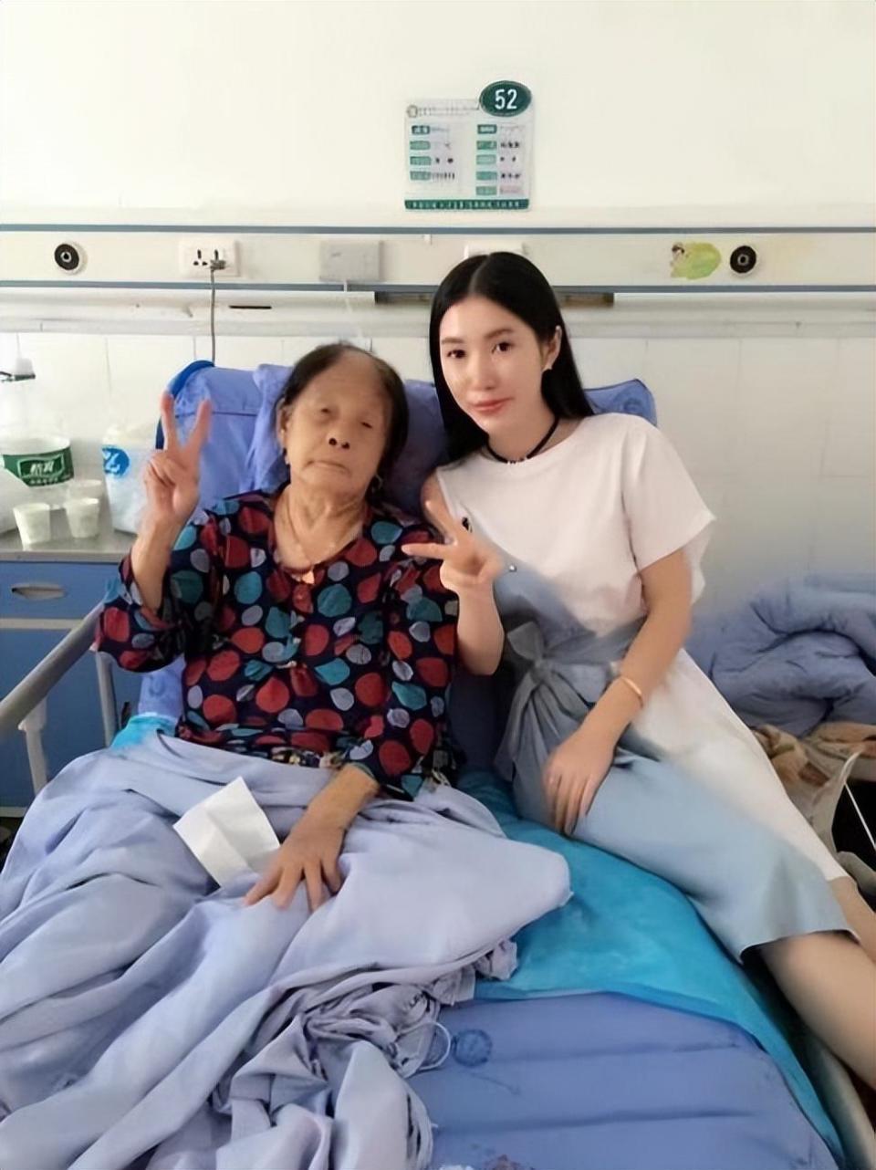 我奶奶重男轻女,是外婆把我带大,长大后我买房接外婆一起住