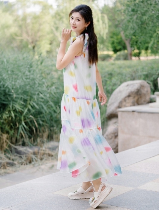 "沈眉庄"斓曦首度回应穿丑衣服,郑重喊话:玩梗适度,衣服无错