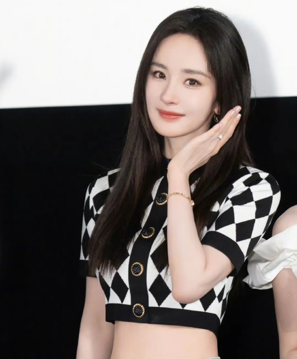 杨幂又来营销"通透"人设,评论区直接翻车,转型失败处境太尴尬