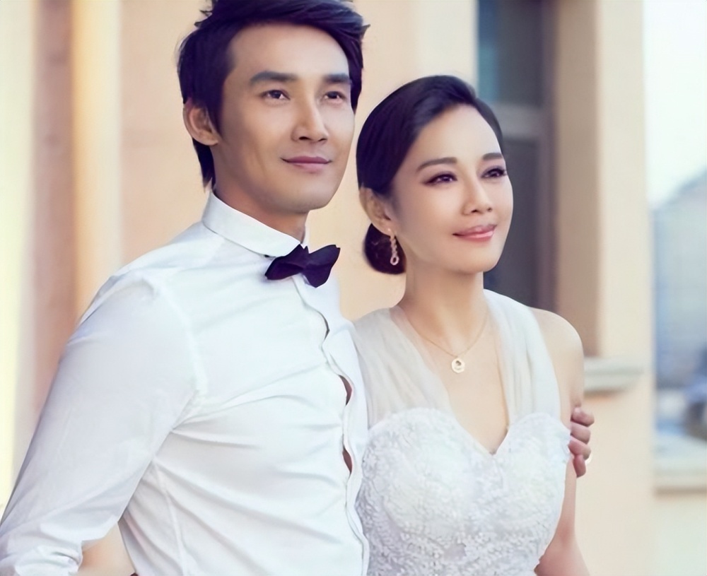 陈松伶携小8岁老公参加富豪寿宴,张铎融入妻子朋友圈,笑容灿烂插图8