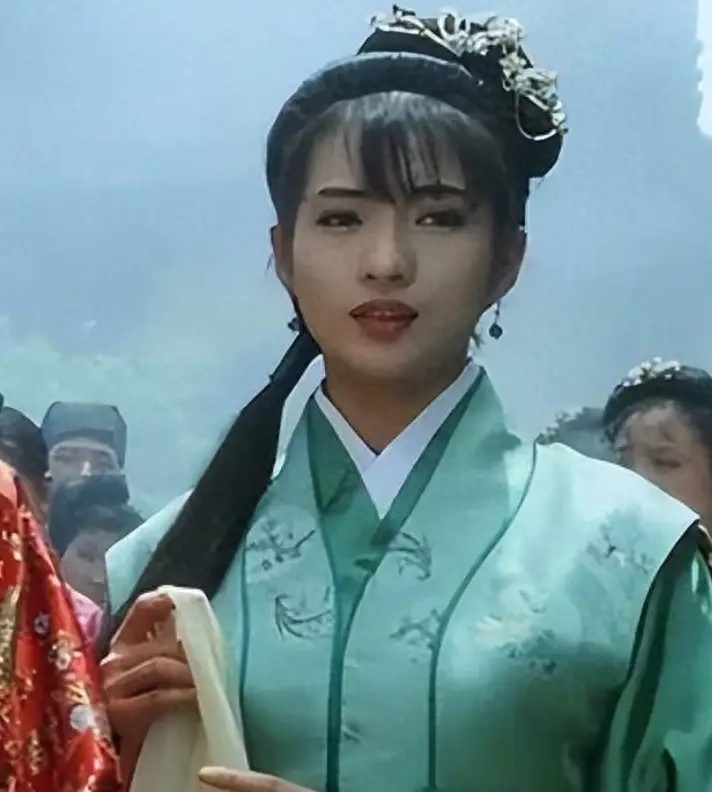 "冬香"温翠苹晒比基尼照庆贺53岁生日,穿脐环前卫性感