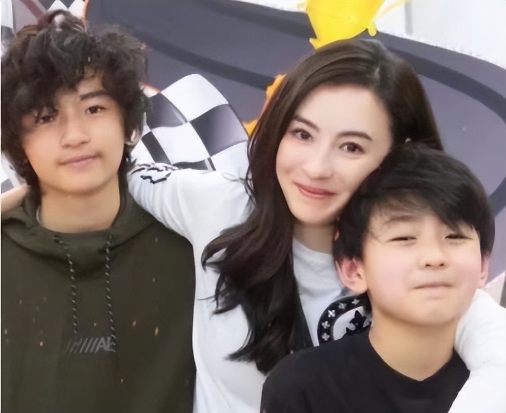 张柏芝三胎儿子正面照曝光,五官深邃混血感浓,网友:再拼个四胎吧_腾讯