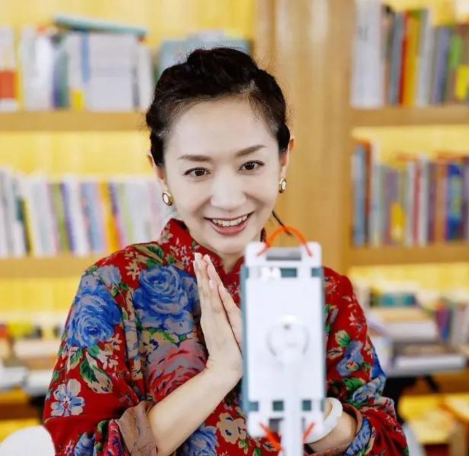 主持人王芳:嫁给大15岁的教授,为婚姻做的一切牺牲都不后悔_腾讯新闻