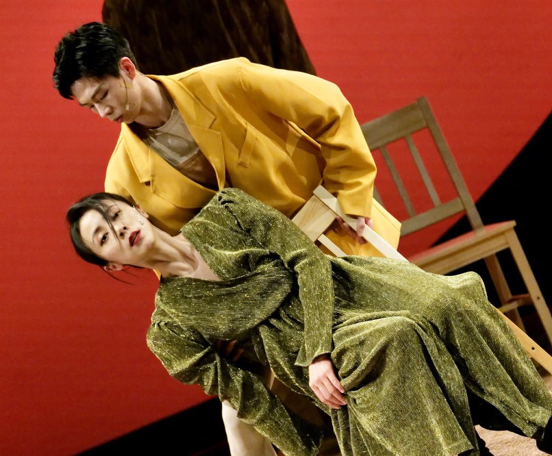 黄磊晒儿子跳舞画面满脸宠溺赞他可爱还戴儿子帽子跑步好温馨