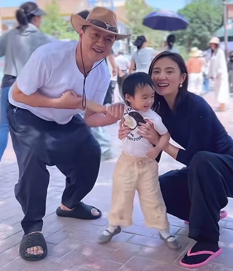 李亚鹏携妻女拍新疆风写真,海哈金喜袜子配人字拖,穿搭超接地气