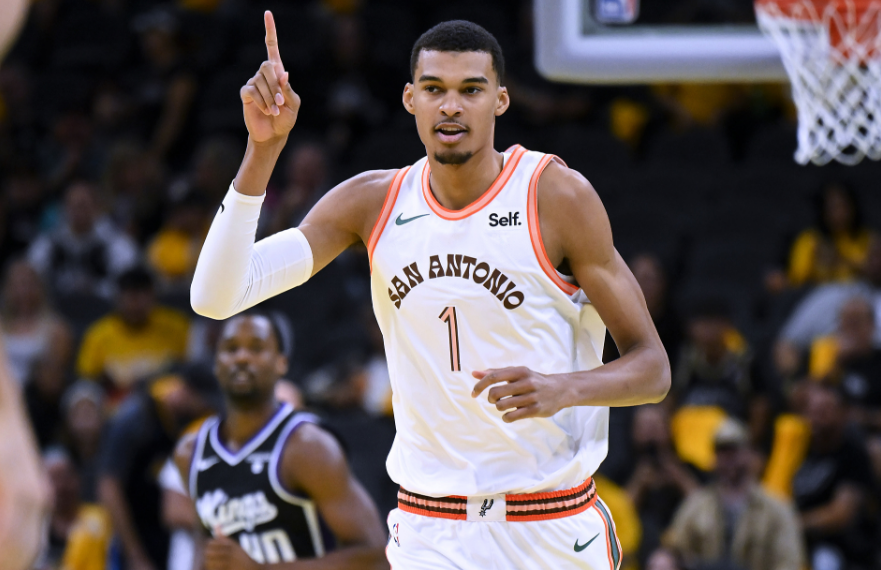 nba季中赛福克斯43分国王送马刺7连败文班279小萨两双