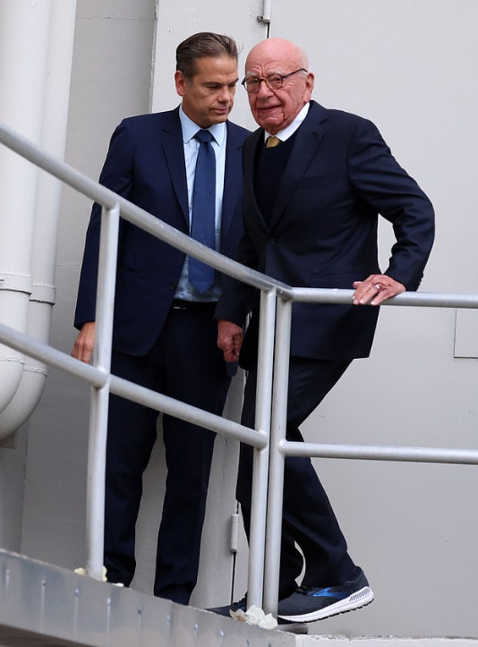 默多克争产案鏖战11小时,93岁的他疲惫不堪累弯了腰,子女却笑了