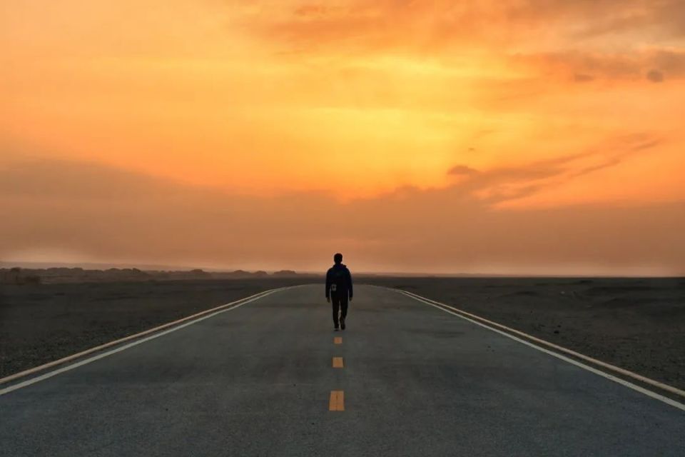 作者:洞见leyla白居易说:"行路难,不在水,不在山,只在人情反覆间.