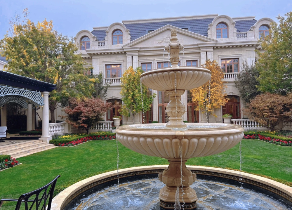 网曝窦骁何超莲北京8亿豪宅,超大庄园内景奢华,靠近故宫太优越_腾讯