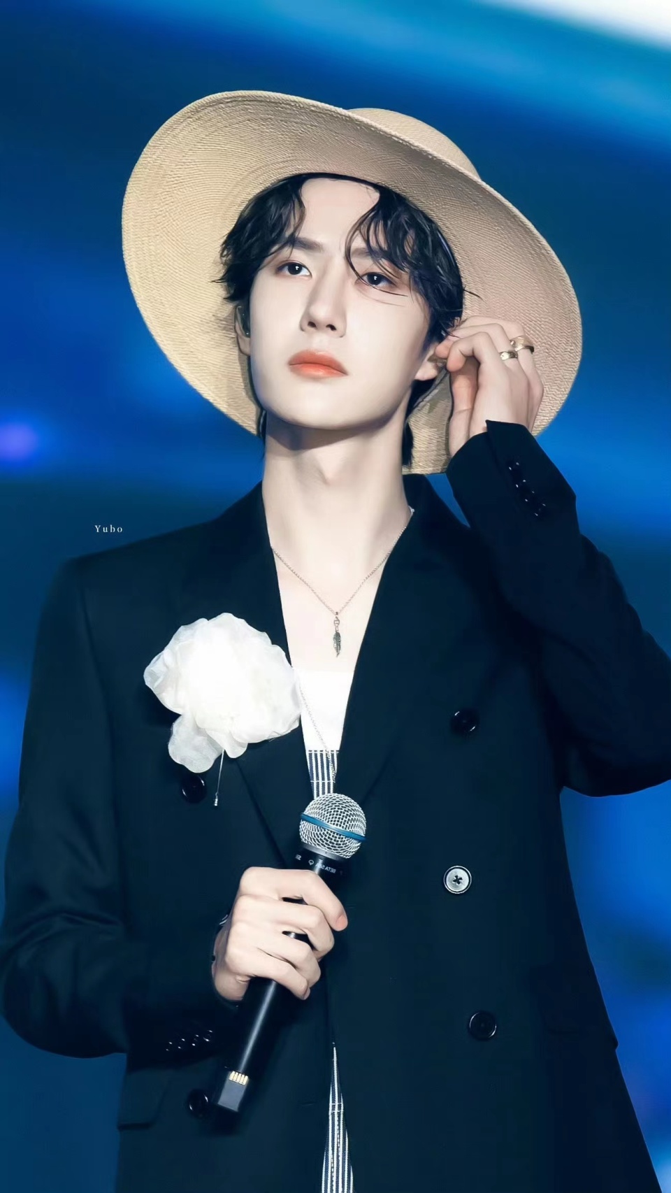 法国餐厅偶遇王一博素颜和工作人员热聊路人偶遇细节好心动