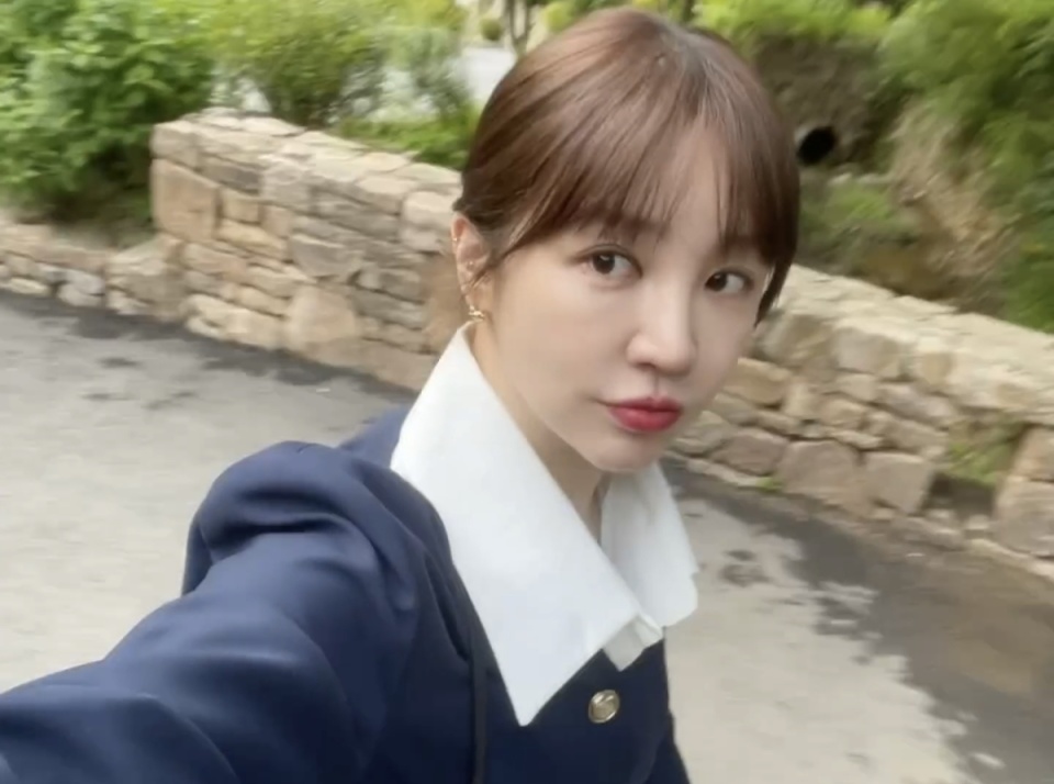 清纯美依旧,尹恩惠的时尚穿搭,宾客装展现端庄气质