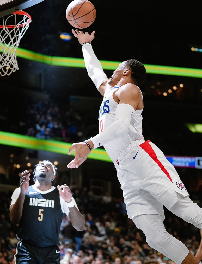 艰难稳住西部第三哈登8中1却中46秒制胜三分快船逆转残阵灰熊