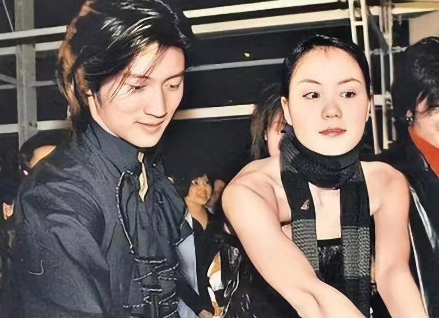 谢霆锋将手放在王菲腿上,太幸福啦