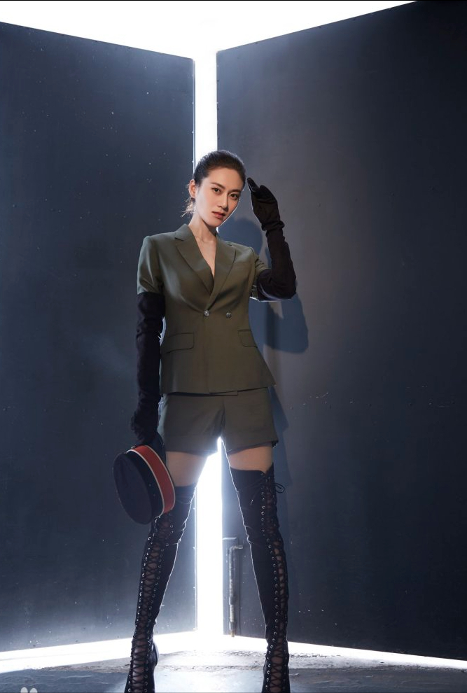 年轻时的赵柯,演了不少美女人设,像《边城小子》里甜美可人的梨儿