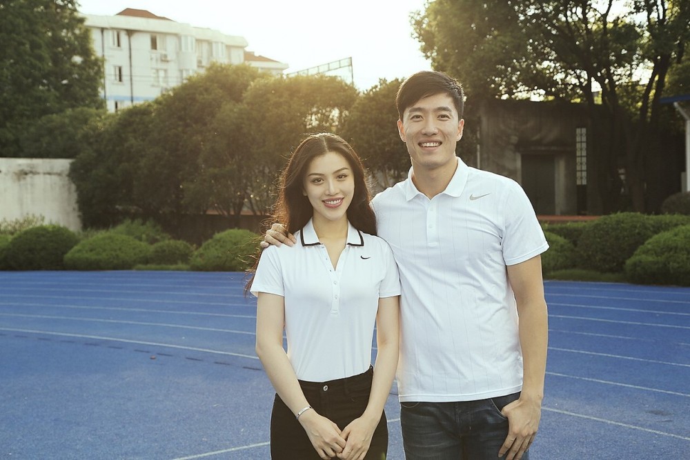 刘翔携老婆吴莎现身,十指紧扣显甜蜜,结婚6年感情恩爱如初_腾讯新闻