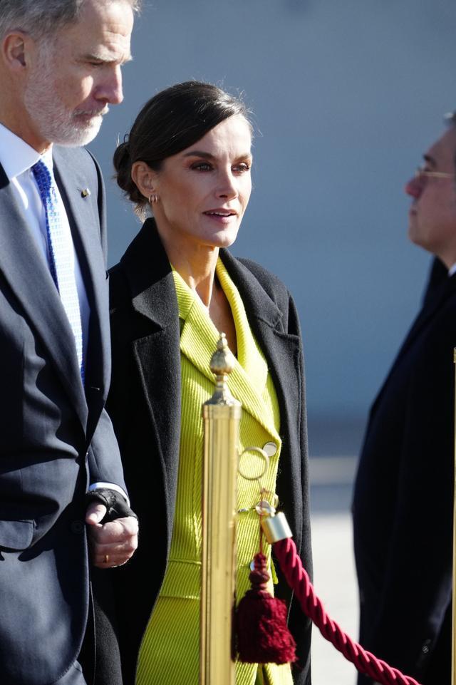 西班牙时隔43年再访丹麦莱蒂齐亚王后戴蓝宝石耳环抢镜