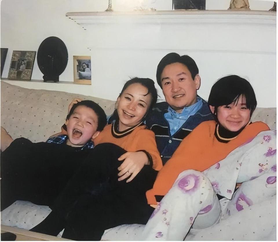 巴图儿子出生的时候,宋丹丹还曾携赵玉吉一起现身月子中心看望.