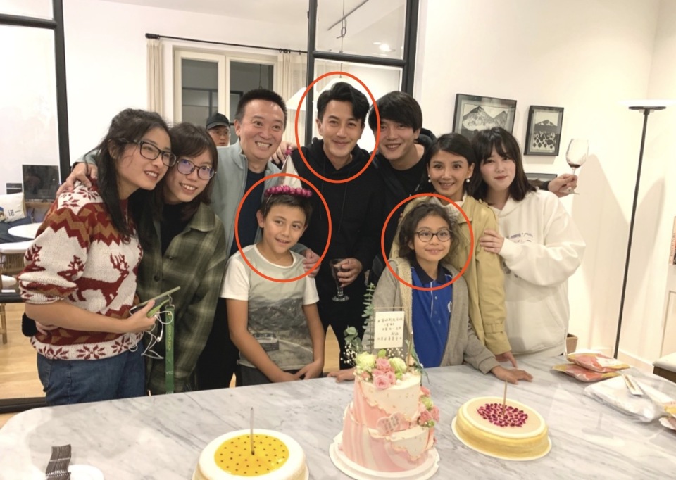 刘烨13岁儿子诺一近照曝光,组乐队在酒吧唱歌,帅气有型台风超稳