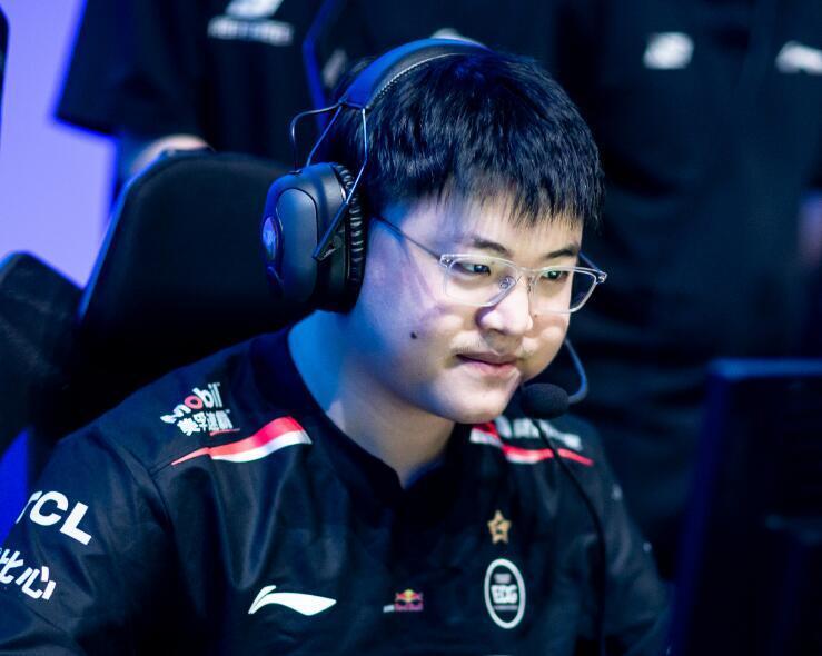 ale再次贴脸开大,嘲讽uzi实力太菜,fofo都带不动他进s13_腾讯新闻