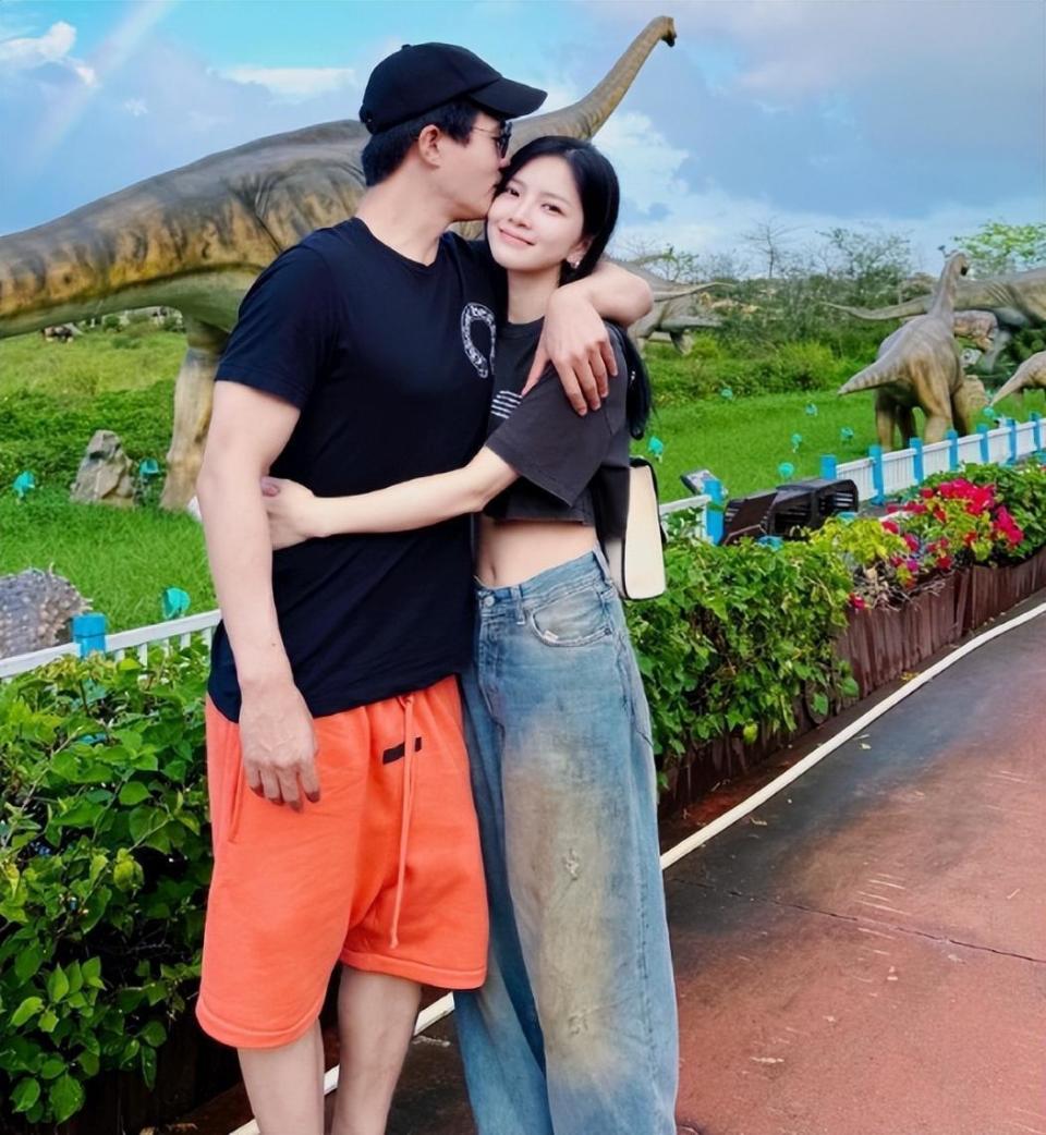 杜淳为老婆庆生,送王灿巨型玫瑰高调示爱,亲吻对方脸颊超甜蜜