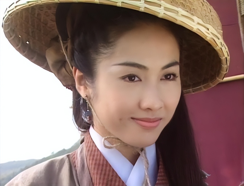 之后黎姿成为无线电视的当红花旦,与佘诗曼,蔡少芬及宣萱被誉为无线