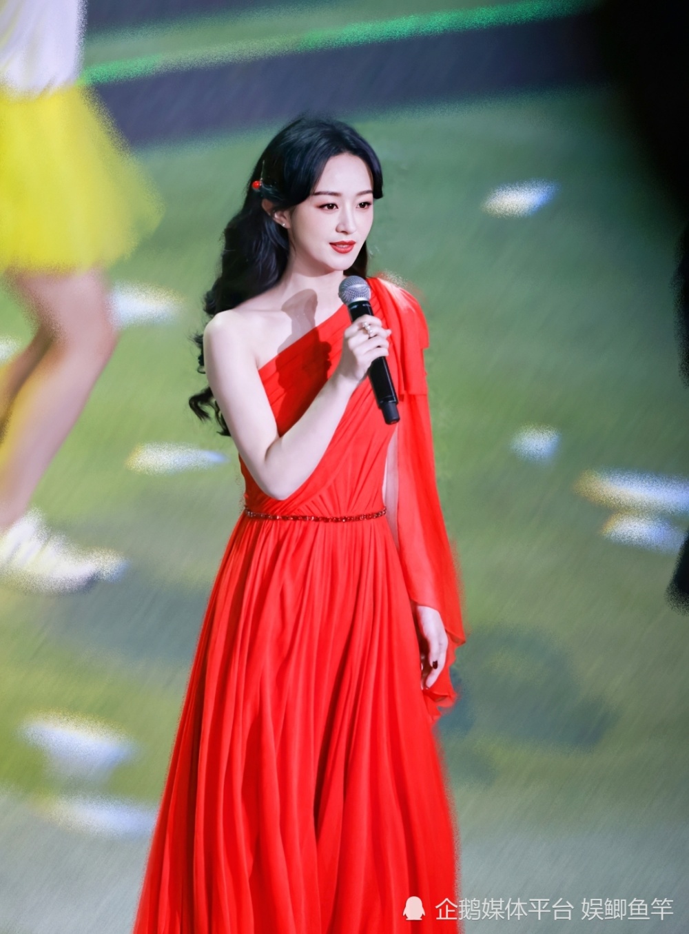 35岁赵丽颖春晚造型,国风墨竹长裙,美得宛如画中仙子!_腾讯新闻