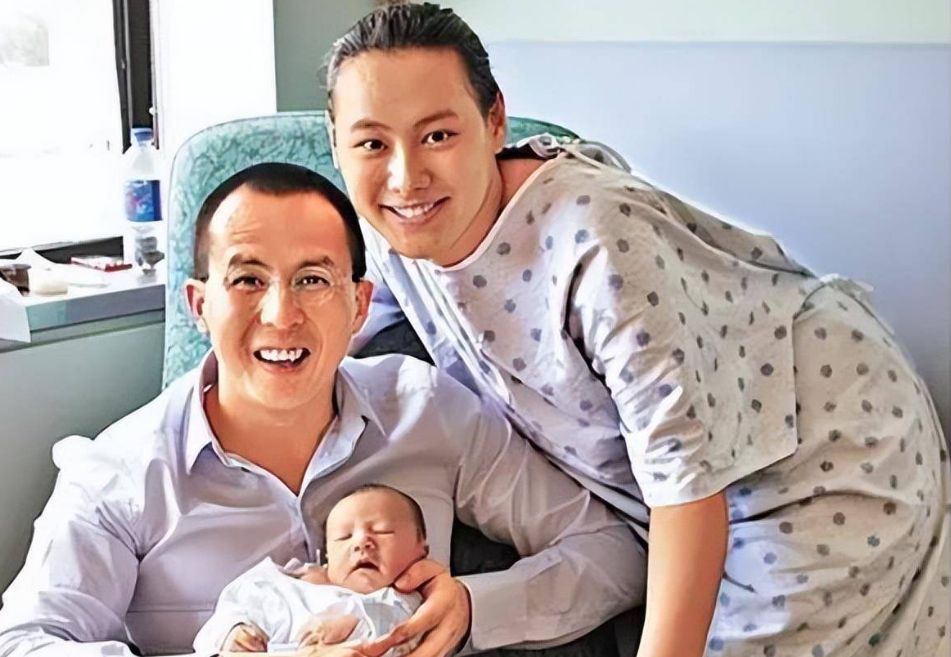 在未婚的情况下先后为李泽楷生下长子李长治和一对双胞胎儿子