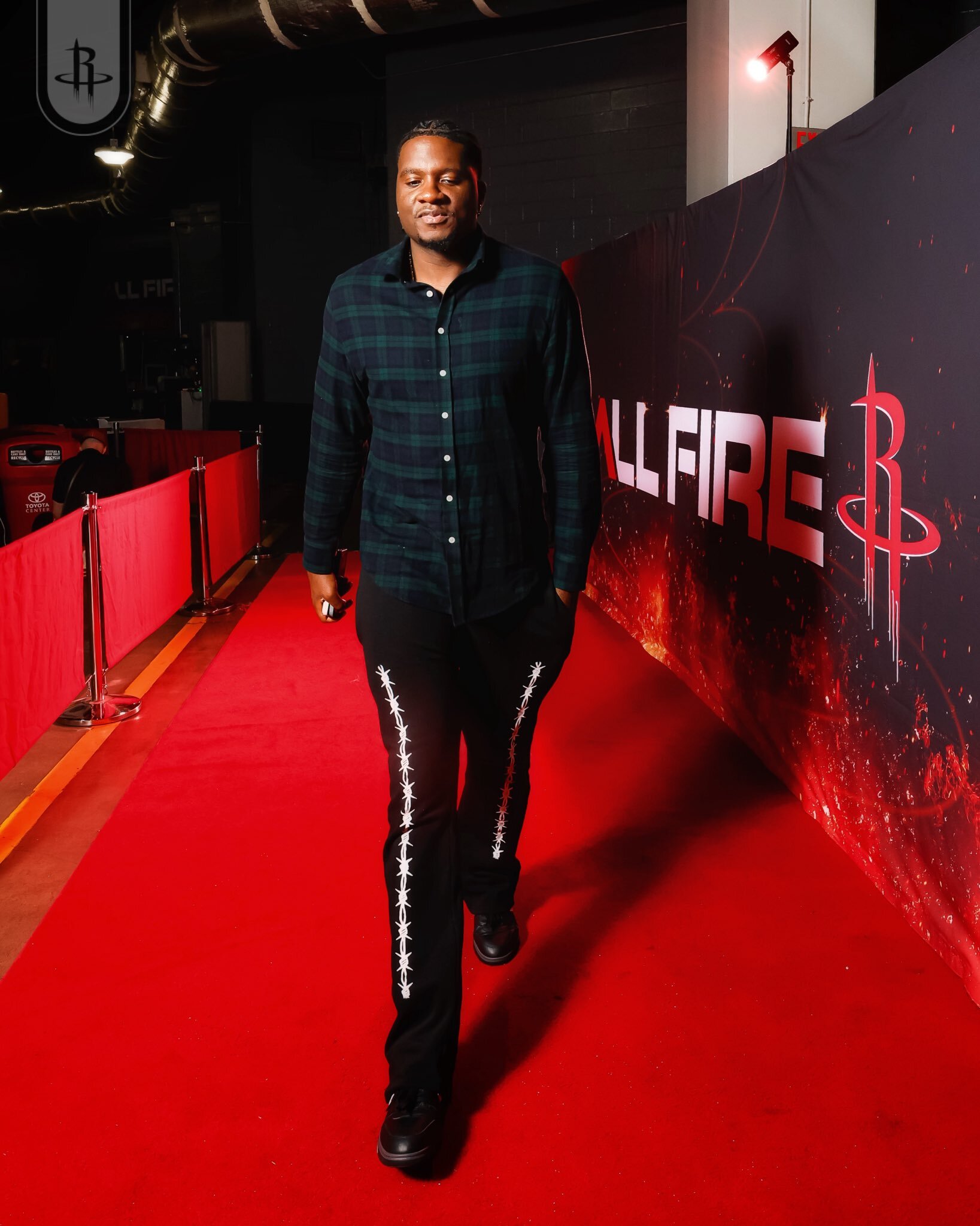 火箭眾將步入今日比賽場館，杜蘭特低調出鏡 - 