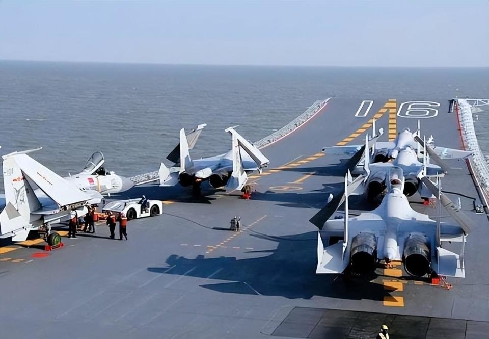 翼尖吊舱设计歼15d电子舰载机最大的技术特点,就是其在两侧翼尖部位