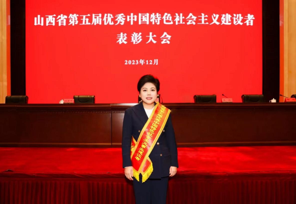 为了不拖后腿,纵使疾病缠身,杨霞也每天坚持通过电话,邮件指挥协调