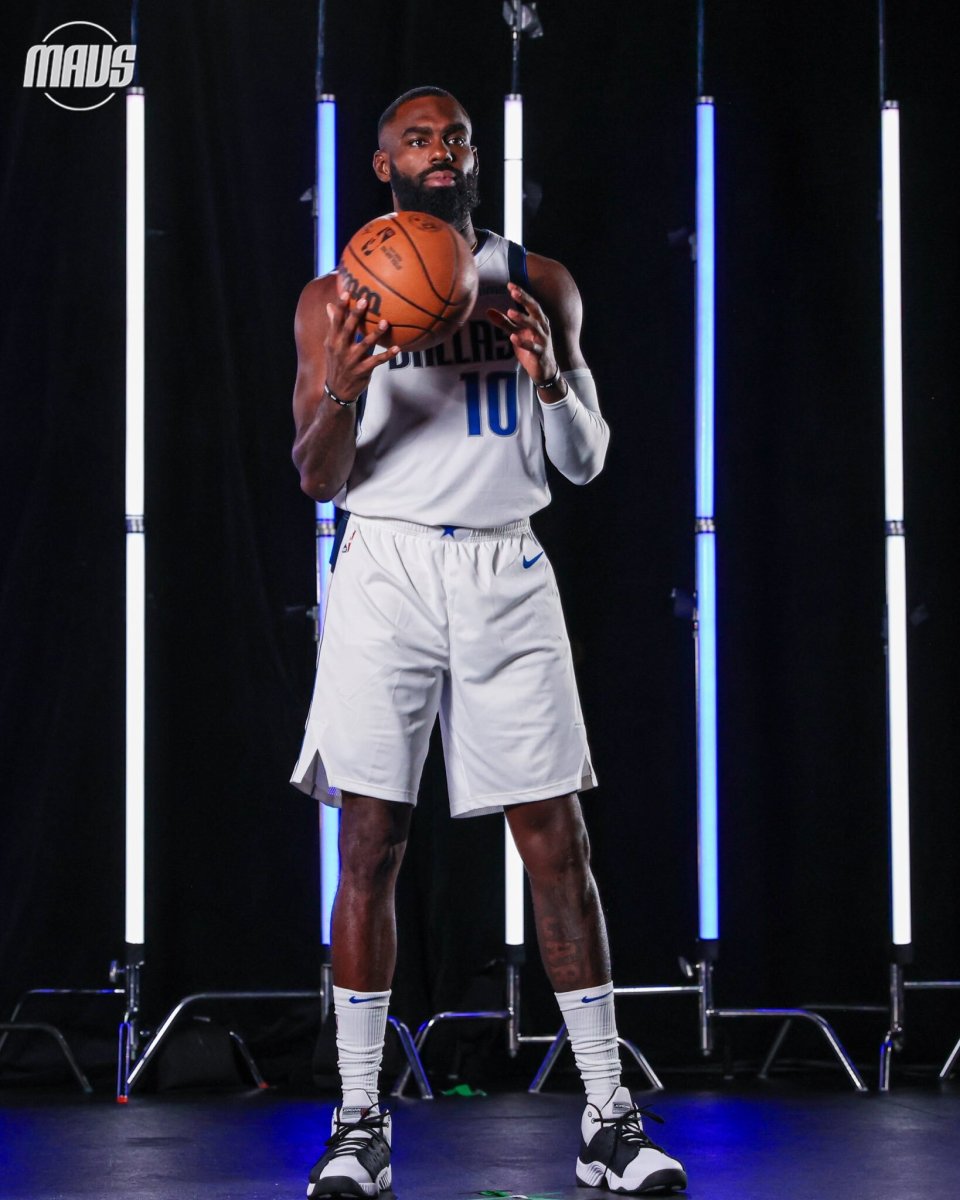 独行侠众将正式拍摄定妆照,东契奇一手抱球一手拿着自己的大头造型