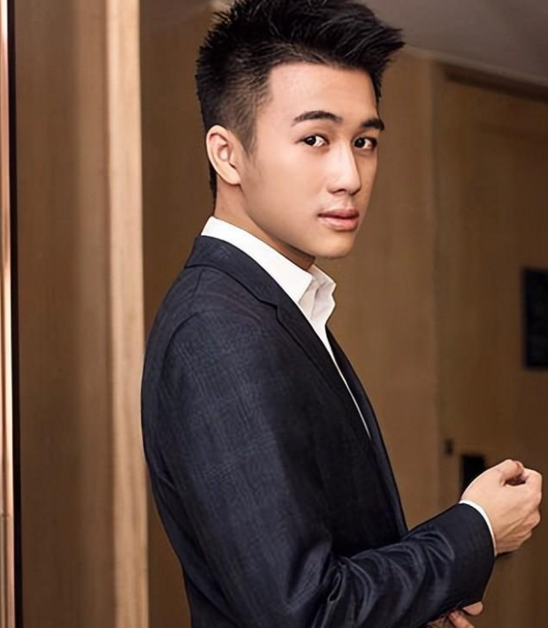 笑不活了,何猷君抽中香港澳门一日游,评论区全是梗