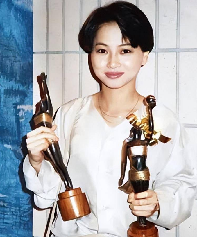 8位港圈大龄未婚女星来内地养老,买别墅领退休金,回农村老家插图12