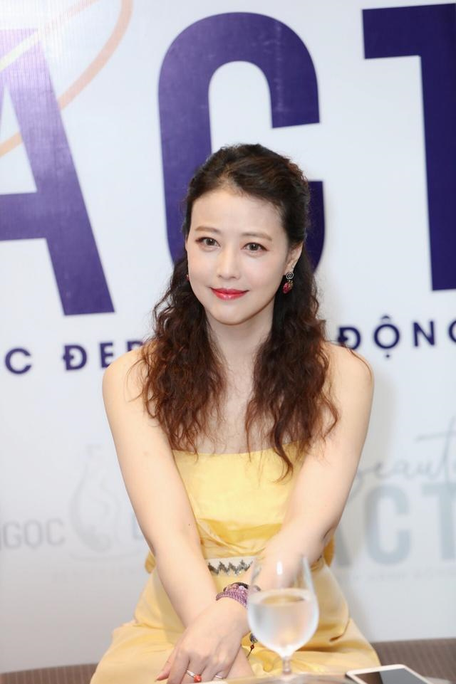 57岁周海媚突然被曝离世账户刚更新没回复工作人员多次挂电话