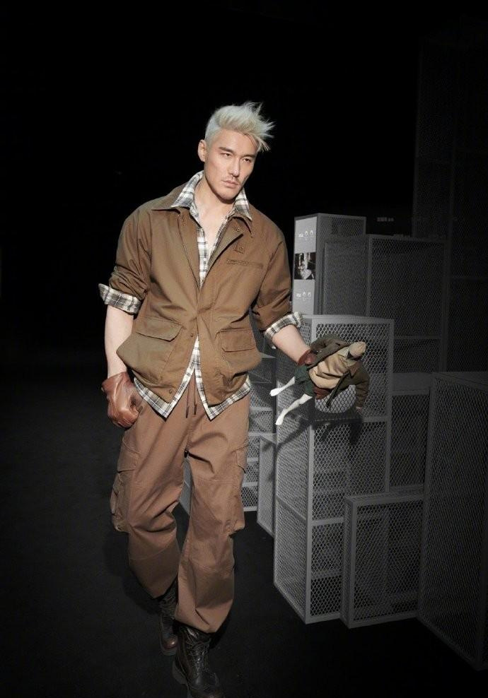 上海时装周,雪姨脸部僵硬,奚梦瑶显土气,53岁胡兵一头白发却杀疯了