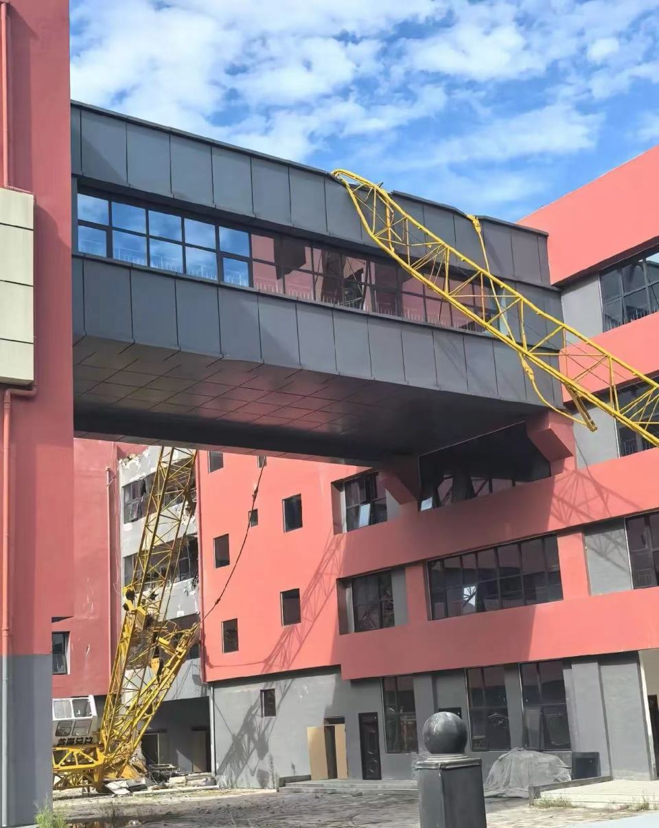 郑州汝河路小学上课时校内塔吊发生坍塌,区教育局:高度重视 正在处理