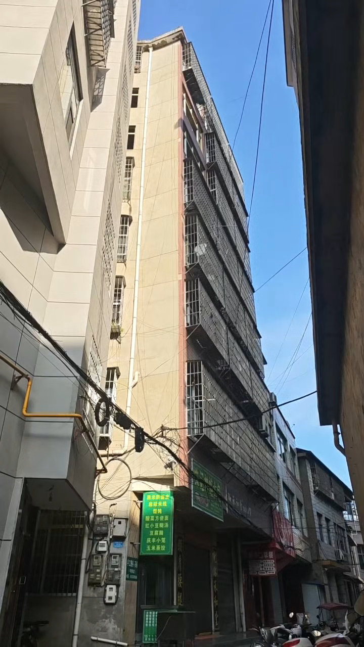 商洛一小区入住10余年，居民投诉水电费高；开发商：是小产权房，已下调过；社区：协调无果，已由县信访调解中心处理_腾讯新闻
