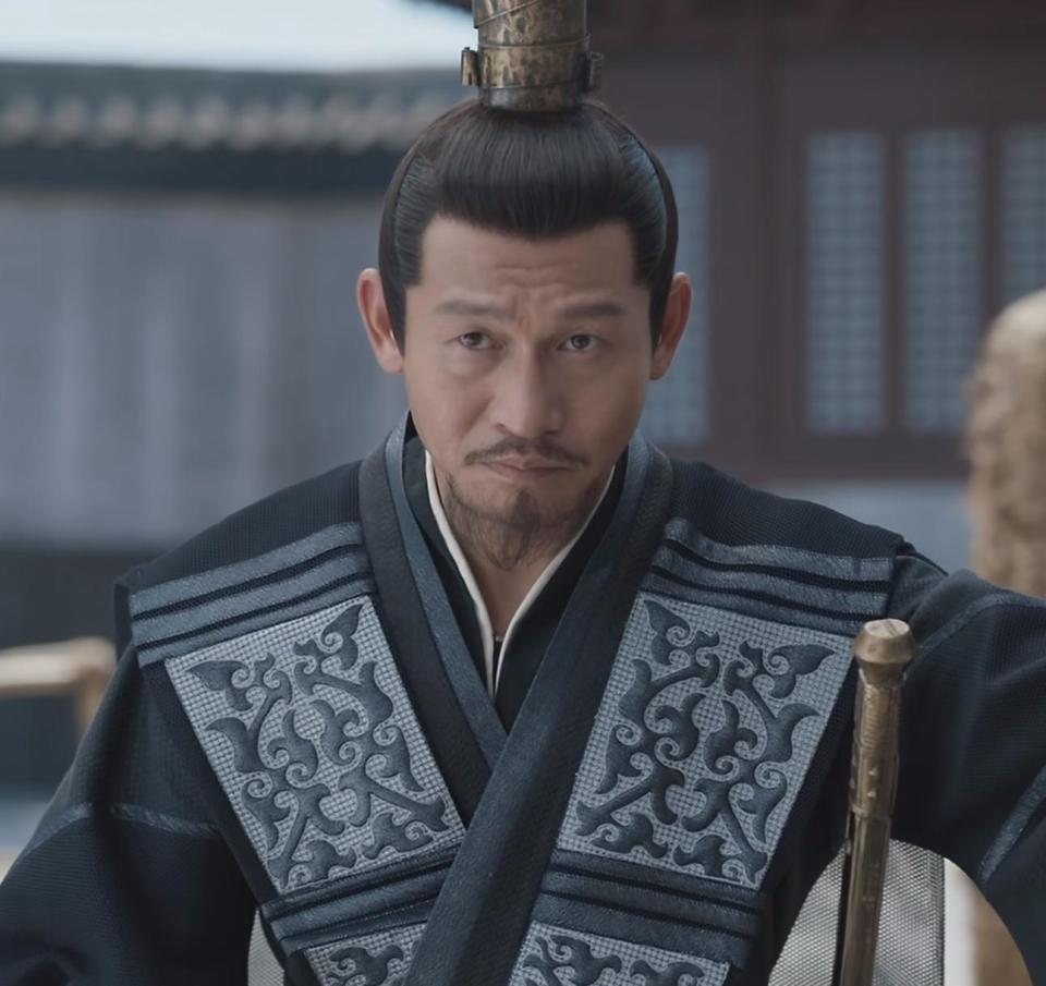 王启年不在范闲身边时,邓子越就陪着;邓子越出去办事了,就换回王启年.