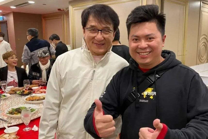 53岁古天乐与70岁成龙同台,一个"蜡像脸"一个自然,差距太大_腾讯新闻