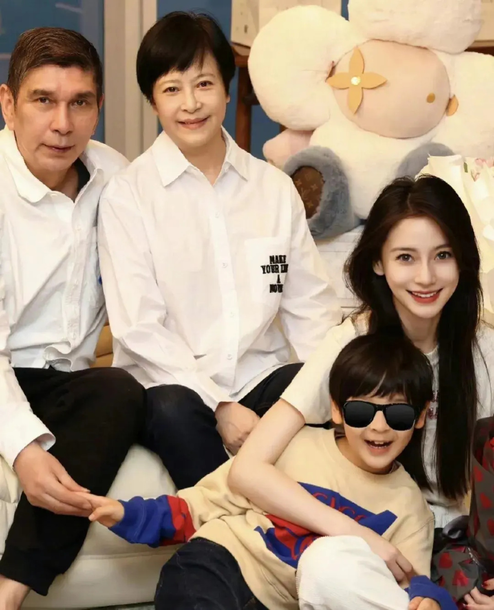 在杨颖被禁言的时候,白鹿就接手了杨颖的固定代言安慕希,接替杨颖成为