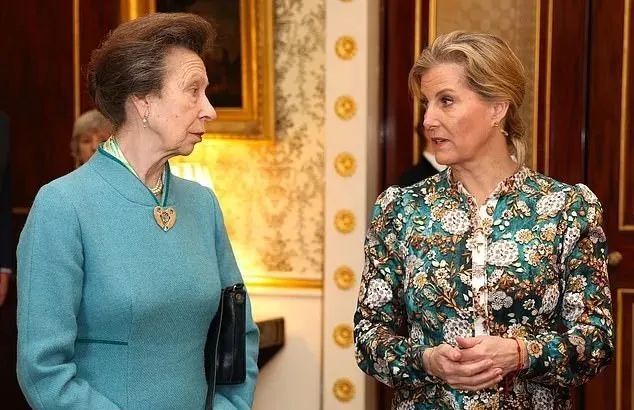 爱德华王子还在躺赢!妻子索菲人气逆袭,成新任王室时尚标杆_腾讯新闻